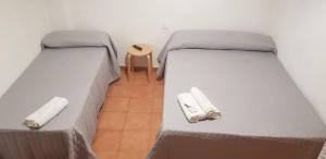 dwa łóżka siedzące obok siebie w pokoju w obiekcie Plaza de España w Salamance