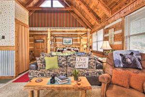 Honey Bear Pause Rural Escape with Porch and Hot Tub!