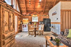 Honey Bear Pause Rural Escape with Porch and Hot Tub!