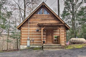 Foto da galeria de Honey Bear Pause Rural Escape with Porch and Hot Tub! em Townsend