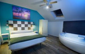 1 dormitorio con cama, bañera y TV en Apartamentos El Volante II, en Ciempozuelos
