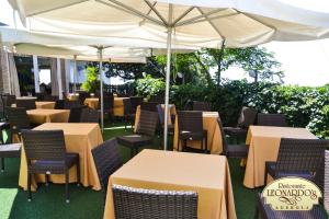 een restaurant met tafels en stoelen en een parasol bij Leonardo'S in Agerola