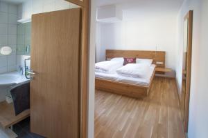 niewielka sypialnia z łóżkiem i łazienką w obiekcie Grossglockner Alpin Lodge w mieście Matrei in Osttirol +2 zdjęcia