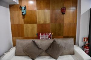1 dormitorio con sofá y pared de madera en Apimonte City House B, en Bragança 37 fotos más