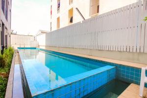 Swimmingpoolen hos eller tæt på Super OYO 427 Chill Apartment