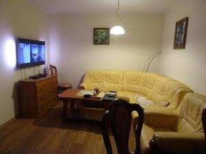 salon z kanapą i stołem w obiekcie Apartament w centrum, garaż i jakuzzi w cenie we Wrocławiu