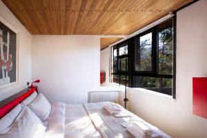 ボルカ・ディ・カドーレにあるChalet Dolomiti 430の木製の天井のベッドルーム1室(ベッド1台付)