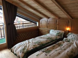 Schlafzimmer mit einem Bett und einem Fenster in der Unterkunft Chalet-style Apartment with Matterhorn View in Zermatt