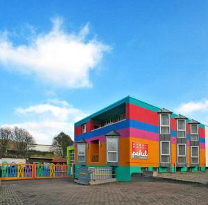 un edificio colorido con una valla delante en Petul Apart Hotel Ernestine, en Essen