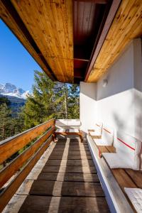 ボルカ・ディ・カドーレにあるChalet Dolomiti 430の山の景色を望む家のバルコニー