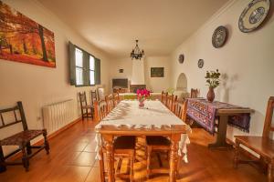VILLA IRENE في فوينتيئيريدوس: غرفة طعام مع طاولة وكراسي