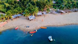 eine Luftansicht auf einen Strand mit Booten im Wasser in der Unterkunft Tara Beach Resort Udonthani in Udon Thani