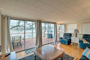 una sala de estar con un sofá y una mesa en Riverfront Deck and Fire Pit Hot Springs Retreat!, en Hot Springs
