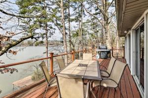 Imagen de la galería de Riverfront Retreat with Fire Pit, Large Deck and Grill, en Hot Springs