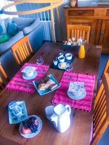 una mesa de madera con comida encima en Séjour -Chambre d'hôte en Saint-Ours