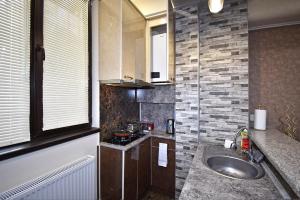 Kuchyň nebo kuchyňský kout v ubytování Luxury Apartment in Republic Square + 33 fotografií
