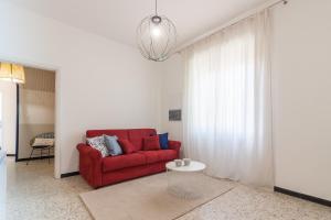 een woonkamer met een rode bank en een tafel bij Casa Mi in Lerici