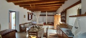 ein Wohnzimmer mit einem Tisch und einer Küche in der Unterkunft Traditional house in Asfendiou in Kos-Stadt