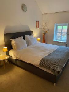 Кровать или кровати в номере Dreumelse Waard