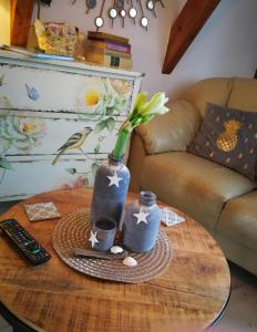einen Couchtisch mit Vase und Fernbedienung in der Unterkunft Rosenblick in Zingst