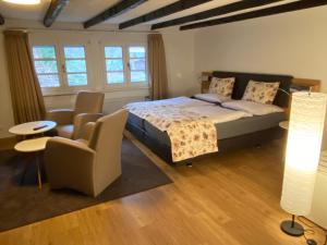 1 dormitorio con cama, sofá y sillas en Hotel & Gastropark Loemühle-Restaurant-Biergarten en Marl