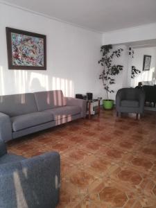 sala de estar con sofá y mesa en San Martin, en Viña del Mar