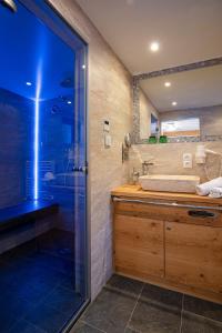 ein Bad mit einer Dusche und einem Waschbecken in der Unterkunft Haus Saskia in Sölden