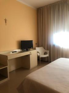 TV a/nebo společenská místnost v ubytování Albergo Casa dell'Ospite