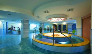 Bazén v ubytování Hotel Terme Alexander nebo v jeho okolí