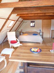 ein Schlafzimmer mit einem Bett und einem Tisch in einem Zimmer in der Unterkunft Ein Platz für Ruhe und Naturgenuss in Sebnitz