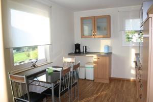 オルスベルクにあるFerienwohnung Panorama IIの部屋にテーブルと椅子のあるキッチン