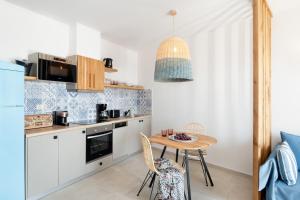 Kuchyň nebo kuchyňský kout v ubytování Varkotopi Villas
