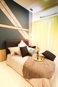 ein Schlafzimmer mit einem großen Bett und einem Tablett darauf in der Unterkunft The Miere Suites @ KLIA Sepang in Sepang