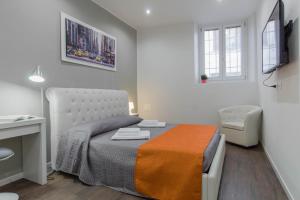 - une chambre avec un lit et une salle de bains pourvue d'un lavabo dans l'établissement Malta Guest House Self Check-in, à Plaisance