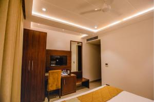 Postel nebo postele na pokoji v ubytování Hotel Ten Square, India
