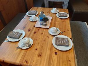 Zestaw do parzenia kawy i herbaty w obiekcie Gästehaus Auszeit