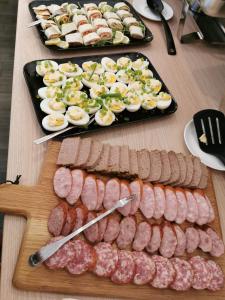 Jedlo v ubytovaní bed & breakfast alebo blízkom okolí