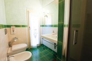 bagno con servizi igienici bianchi e lavandino di B&B Villa FioreConero a Montacuto