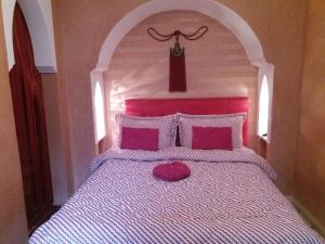 Postel nebo postele na pokoji v ubytování Riad Dar Attika