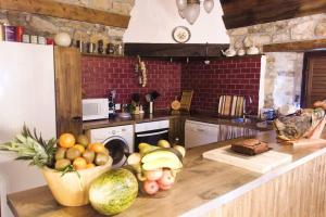 La Vega的住宿－Mugidos lejanos，厨房在柜台上放着一大堆水果