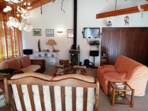 ein Wohnzimmer mit 2 Sofas und einem TV in der Unterkunft Casa da Boavista in Santa Maria da Feira