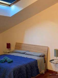 um quarto com uma cama grande e lençóis azuis em Dante Centro em Ravenna