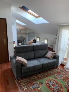 una persona acostada en un sofá en una sala de estar en Dante Centro, en Rávena