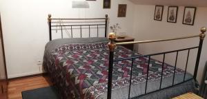 波多的住宿－波爾圖套房民宿，一间卧室配有床,床上装有被子