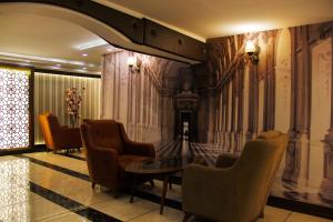 イスタンブールにあるマルマラ プレイス オールド シティ ホテルのロビー(椅子、テーブル付)