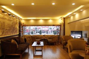 イスタンブールにあるマルマラ プレイス オールド シティ ホテルのソファ、テーブル、窓が備わる客室です。