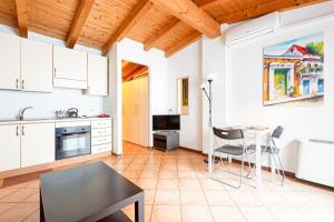 una cucina con mobili bianchi e tavolo di Cosy Studio Corso Lodi & Porta Romana M3 a Milano