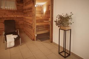 una habitación con una silla y una planta sobre una mesa en Haus Mischabel, en Zermatt