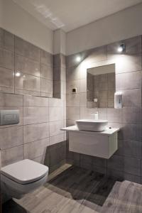 Hotel Kama Park في سيراكوف: حمام مع حوض ومرحاض