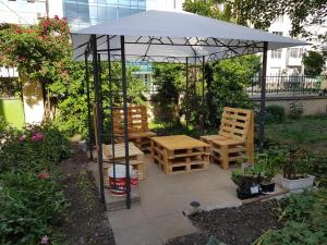 una mesa de picnic y sillas bajo una sombrilla en Modern and Old Base, en Sofía